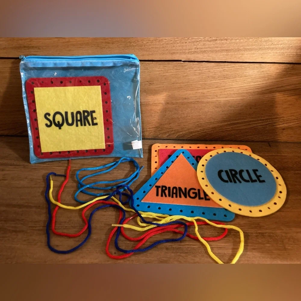 Lacing sewing travel toy - Picture 2 of 3
